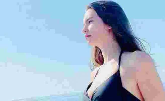 Leyla Lydia Tuğutlu siyah bikinisiyle yaza veda pozu
