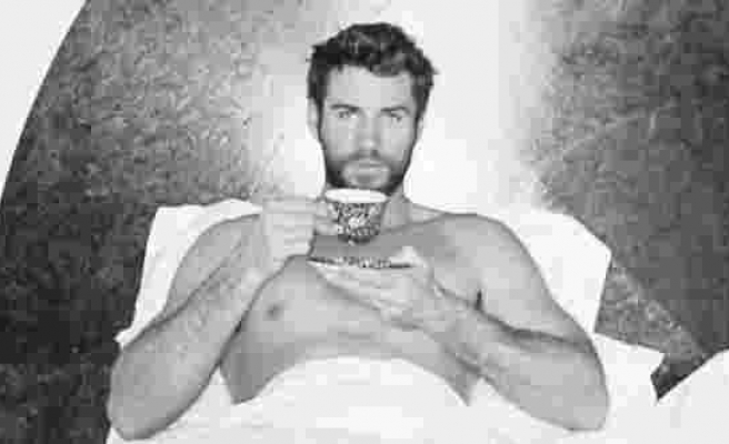 Liam Hemsworth karantina günlerinde yataktan paylaştı