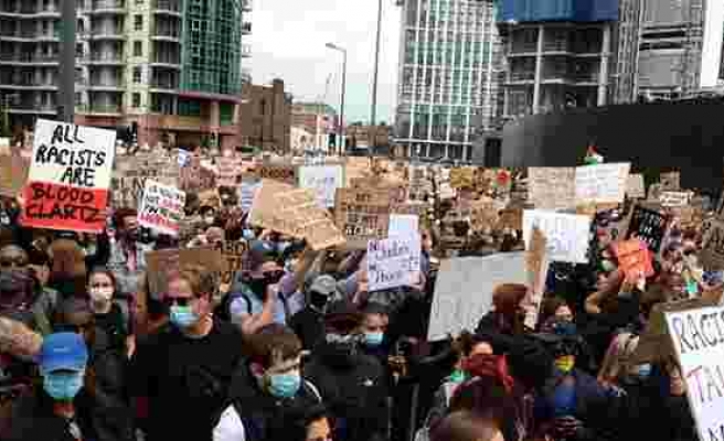 Londra'da binlerce birey, George Floyd'un ölümünü protesto etmek için ABD Büyükelçiliği'ne yürüdü