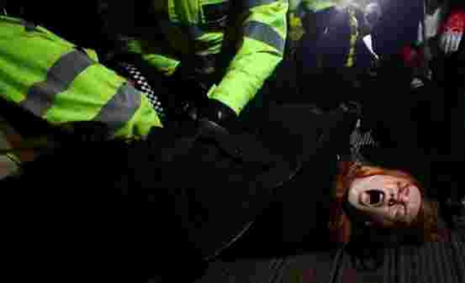 Londra'da Bir Polisin Kaçırıp Öldürdüğü Kadın İçin Düzenlenen Anma Törenine Polis Müdahale Etti