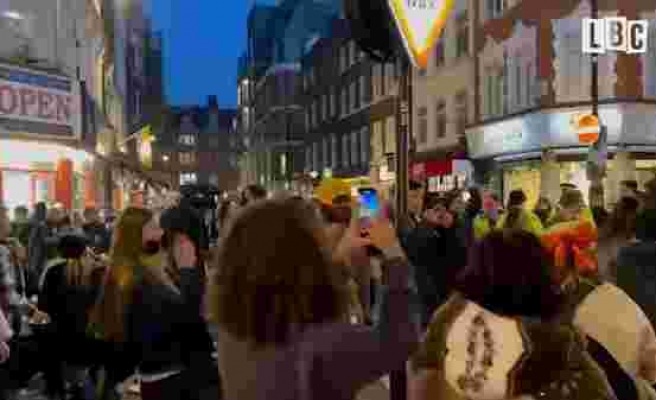 Londra'da Kovid-19 Kısıtlamalarının Aylar Sonra Kaldırılması ile İnsanlar Sokaklara Çıkıp Dans Ettiler