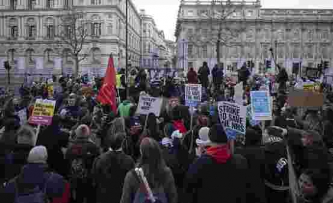 Londra’da yüzlerce kişi protesto için sokağa döküldü