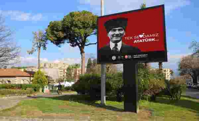 'Love Erdoğan' Pankartlarını Kaldıran Selçuk Belediyesi, İlçeyi 'Tek Sevdamız Atatürk' Afişleriyle Donattı