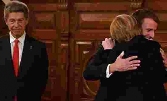 Macron'dan Merkel'e samimi veda! Sıcak kucaklaşma törene damga vurdu