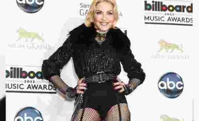 Madonna koltuk değneği ile çıplak poz verdi