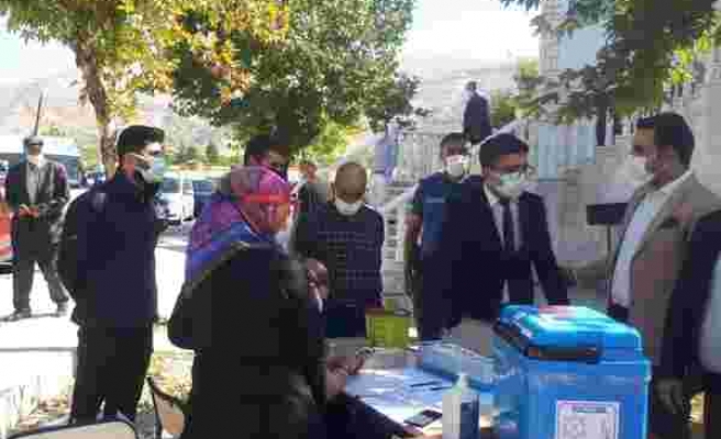 Malatya’da cuma namazı çıkışı vatandaşlara Kovid-19 aşısı yapıldı