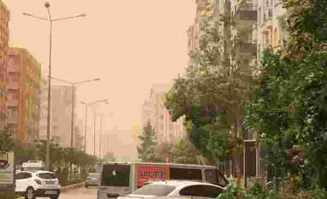 Mardin’de toz bulutu rüzgarla birlikte hayatı olumsuz etkiledi