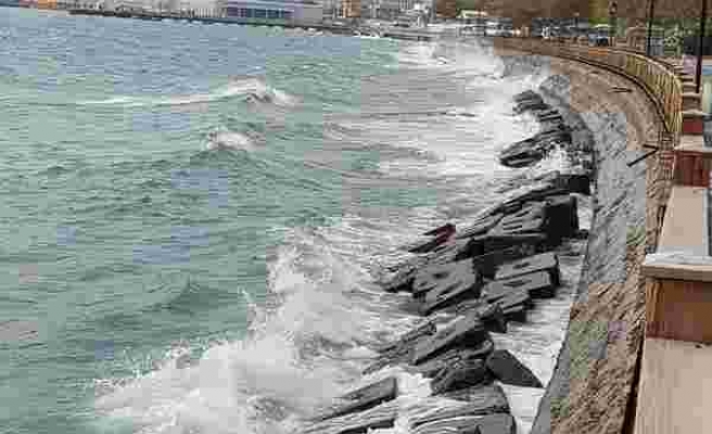 Marmara’da poyraz etkili oluyor: Çok sayıda gemi Tekirdağ kıyılarına demirledi