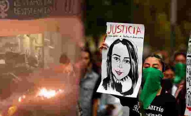 Meksika’da Escamilla Vargas'ın Vahşice Öldürülmesinin Ardından Başlayan Protestolar Sürüyor: Kadınlar, Anayasa Mahkemesini Ateşe Verdi!