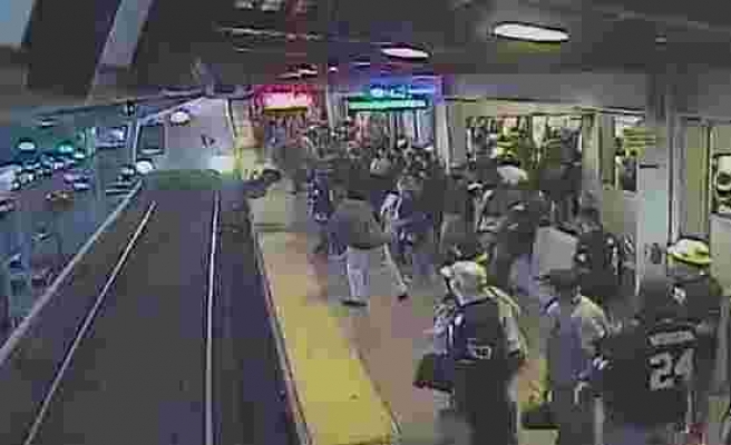 Metro Geldiği Sırada Raya Düşen Vatandaşı Işık Hızında Kurtaran Görevli