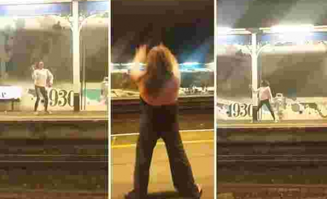 Metro İstasyonunda Karşılıklı Olarak Dans Kapışması Yapan İkilinin Muhteşem Eğlenceli Anları