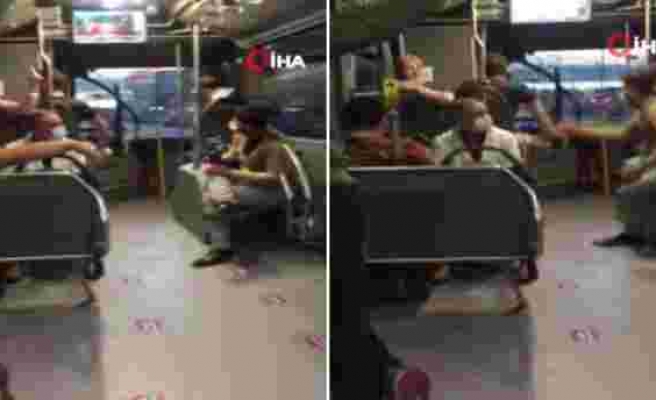 Metrobüste 'Bacak Bacak Üzerine Attın' Kavgası: Birbirlerinin Yüzüne Tükürdüler!