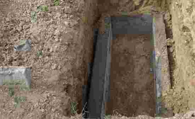 Mezarlığa gidip karısını elleriyle toprağa gömdü, eve gidip canlı görünce besmele çekti - Haberler