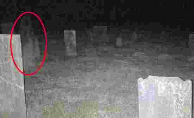 Mezarlıkta çektiği fotoğrafa eve dönünce bakan adam, hayaleti görünce şoke oldu