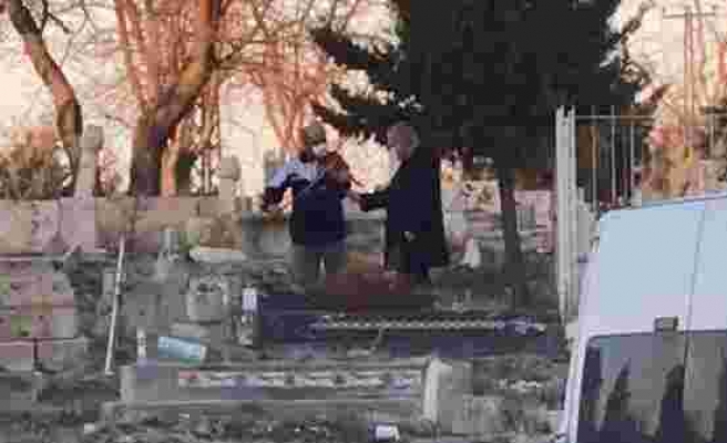 Mezarlıkta İlginç Olay: Önce Dua Etti Sonra Keman Çaldırdı