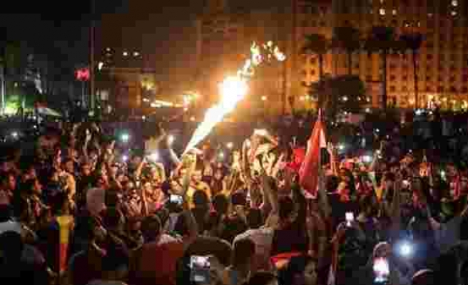Mısır'da yüz binler sokağa indi