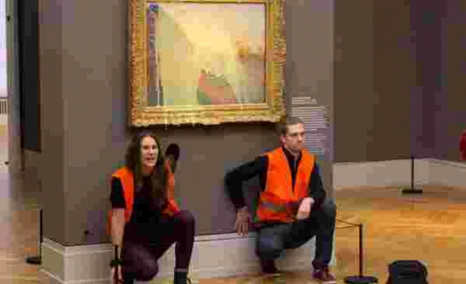 Monet’in milyonluk tablosuna patates püresi fırlattılar