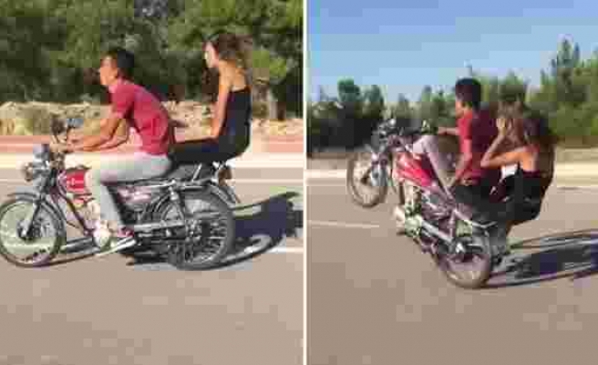 Motosiklet ile Tek Teker Üzerinde Tehlikeli Hareketler Yapan Gençler