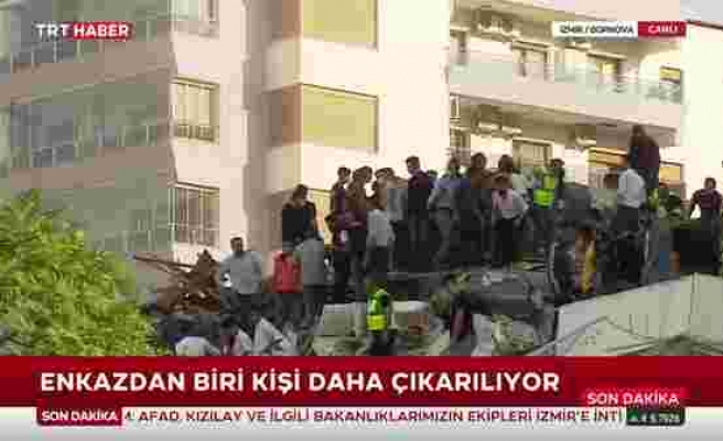 Müjdeli Haberler Peşi Sıra Gelir Umarız: İzmir'deki Depremde Enkaz Altında Kalan Vatandaş Canlı Olarak Çıkarıldı