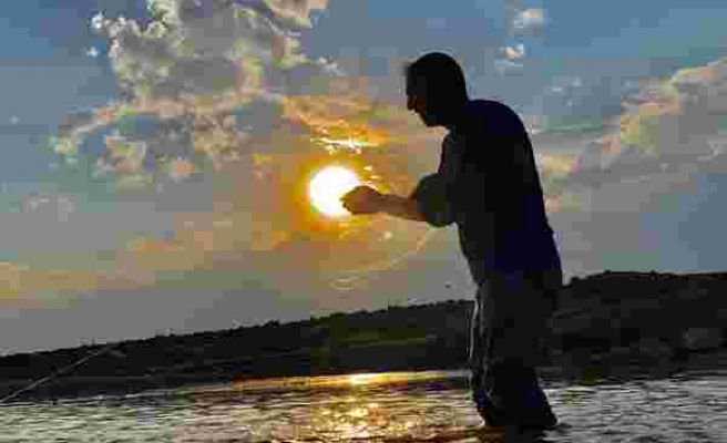 Murat Nehri’nde gün batımında balık avı