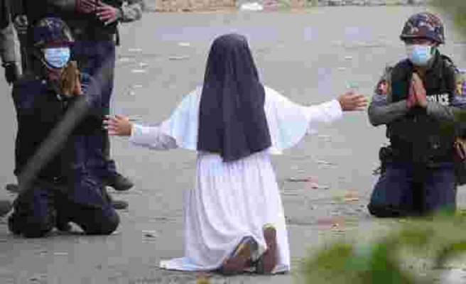 Myanmar'da polislerin önünde diz çöken rahibe, 'Çocukları vurmayın, beni vurun' diye yalvardı
