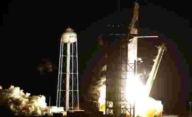 NASA 4 Astronotu Taşıyan SpaceX'e Ait Uzay Aracını Fırlattı