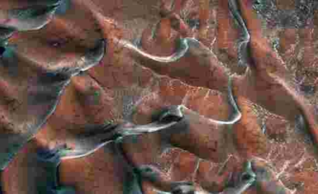 NASA, Mars'taki Buzlu Kum Tepelerinin Fotoğrafını Paylaştı