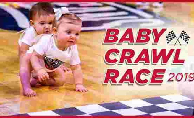 NBA'in Geleneksel Emekleme Yarışında Yarışı Bırakıp Birbirlerine Kur Yapmaya Başlayan Bebekler!