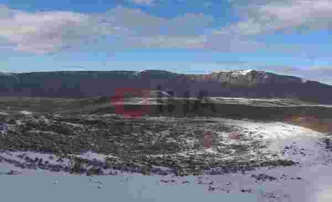 Nemrut Krater Gölü'nde iki mevsim bir arada yaşanıyor