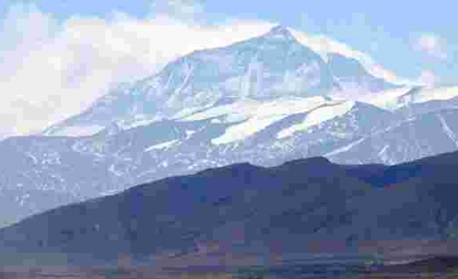 Nepalli dağcı Everest’e tırmanma rekorunu egale etti