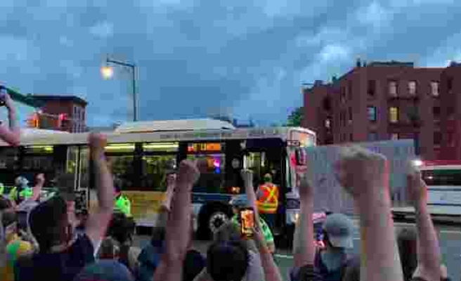 New York'ta Tutuklanan Protestocuları Taşımayı Reddeden Otobüs Şoförü Dakikalarca Alkışlandı