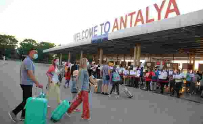 Normalleşme adımları sonrası Antalya’ya turist yağıyor