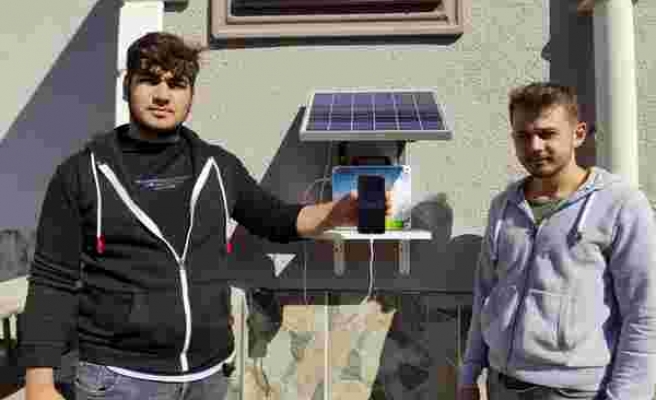 Öğretmen öğrencileri için güneş enerjisiyle çalışan şarj istasyonu yaptı