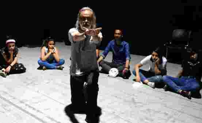On Yıldır İl İl Gezip Gençlere Tiyatroyu Anlatıyor: 'Hayatta Olmayan Hocalarıma Vefa Borcum'