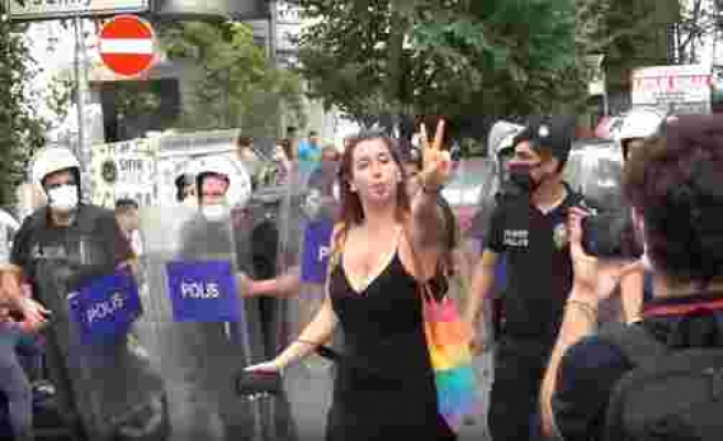 Onur Yürüyüşü'nde Türklere Gözaltı Yapılırken Alman Kadın, Polislerin Önünde Yürüyüp 'Yavaş Canım' Diye Uyardı