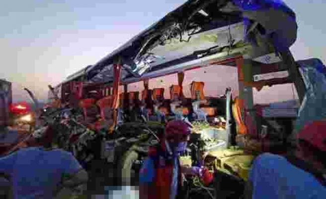 Otobüs Kamyona Çarptı: 6 Kişi Öldü, 37 Kişi Yaralandı