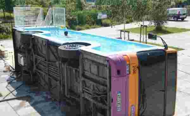 Otobüsü Yan Yatırarak Yüzme Havuzuna Dönüştüren Sanatçı!