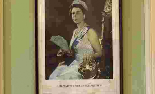 Oxford Üniversitesi Öğrencileri Kraliçe Elizabeth'in Portresini Okuldan Kaldırdı