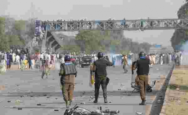 Pakistan'da eski Başbakan'ın destekçileri polisle çatıştı