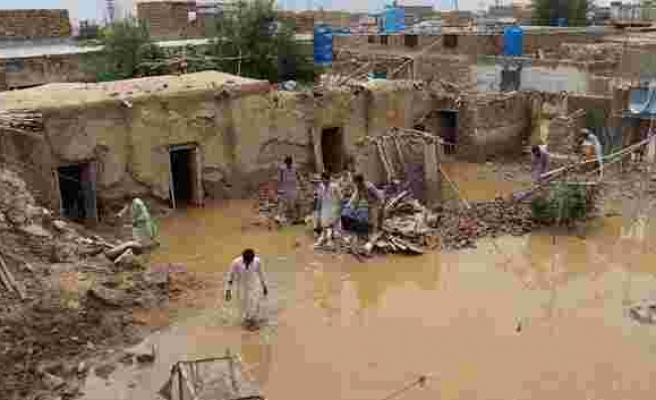 Pakistan'daki sellerde 15 kişi öldü