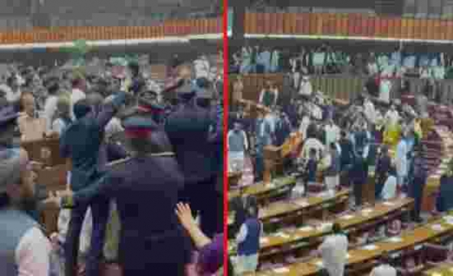 Pakistan Meclisi'nde gerginlik! Taraflar birbirine girdi, bütçe defterleri havada uçuştu