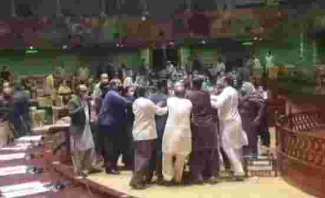 Pakistan meclisinde milletvekilleri birbirine girdi! O anlar kamerada