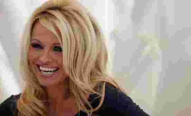 Pamela Anderson korumasıyla evlendi