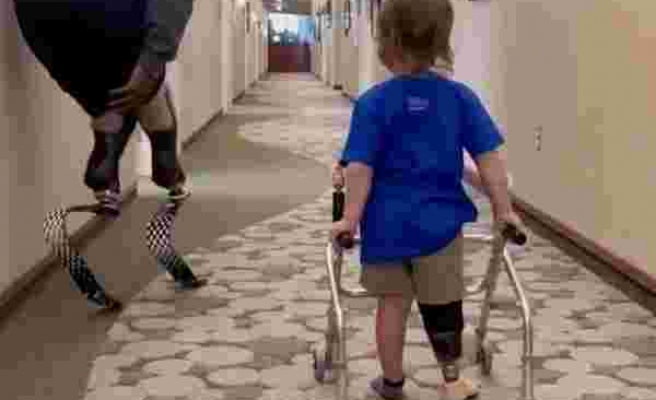 Paralimpik Atletin Protez Bacağı ile İlk Kez Yürüyen Çocuğa Destek Olduğu Anlar