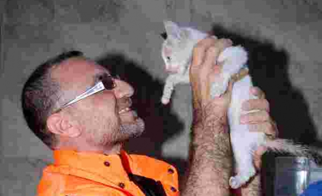 Pendik'te Yavru Kediyi Suni Teneffüsle Kurtaran Belediye İşçisi: 'Biz Üzerimize Düşen Görevi Yaptık'
