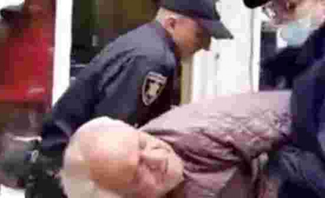 Polis, maske takmayan yaşlı adamı sokak ortasında evire çevire dövdü