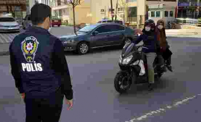 Polis, Motosiklete Binen Karı-Kocaya 'Sosyal Mesafe Nerede?' Diyerek Müdahale Edip, 2. Kişiyi İndirdi