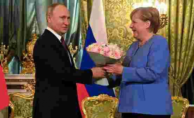 Putin, Merkel'le Görüşmesine Çiçekle Geldi