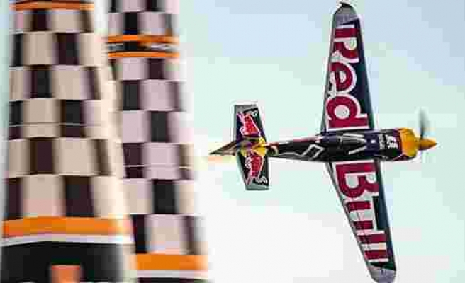 Red Bull Air Race’te şampiyon Matt Hall