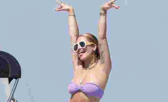 Rita Ora, tekne tatilinde bikinisinin azizliğine uğradı